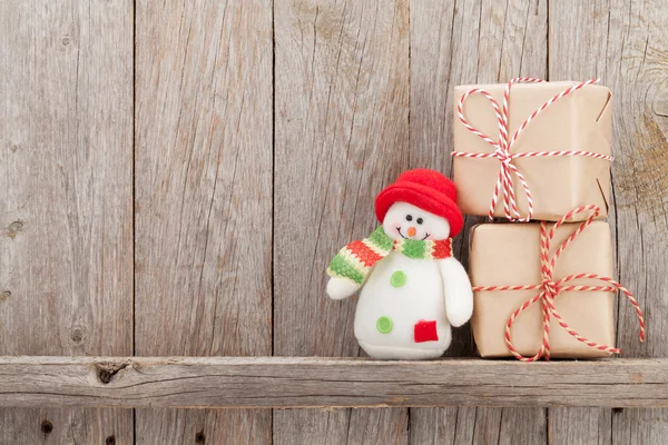 Boże Narodzenie pudełka i bałwan zabawka — Zdjęcie stockowe