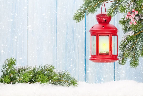 Weihnachtskerze Laterne auf Tannenzweig im Schnee — Stockfoto