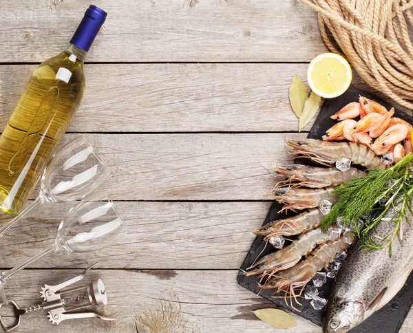Alimentos frescos do mar crus com especiarias e vinho branco — Fotografia de Stock