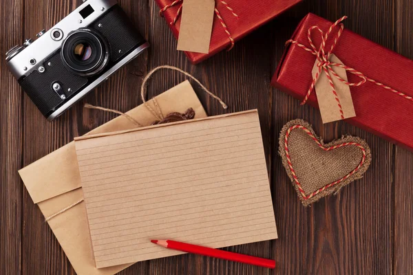 Valentines day toy heart, camera, gifts and notepad — Stock Photo, Image