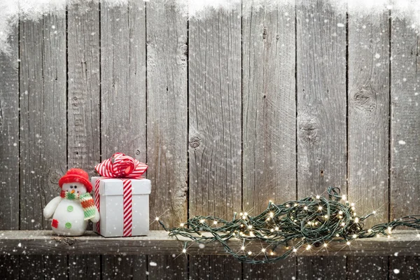 Luzes de Natal, caixa de presente e boneco de neve brinquedo — Fotografia de Stock