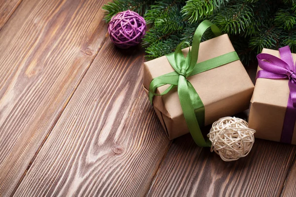 Weihnachtsgeschenkboxen und Tannenbaum auf dem Tisch — Stockfoto