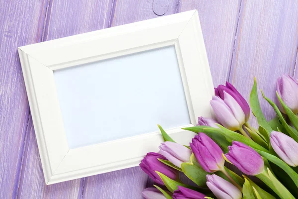 Purple tulip bouquet and blank photo frame — Stock Photo, Image