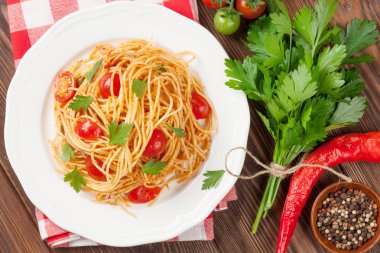 Spagetti makarna domates ve maydanoz ile