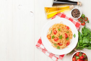 Spagetti makarna domates ve maydanoz ile