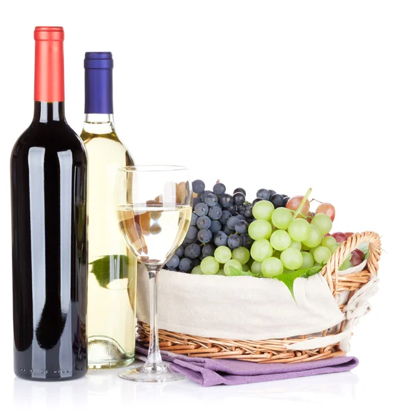 Garrafas e uvas de vinho branco e tinto — Fotografia de Stock