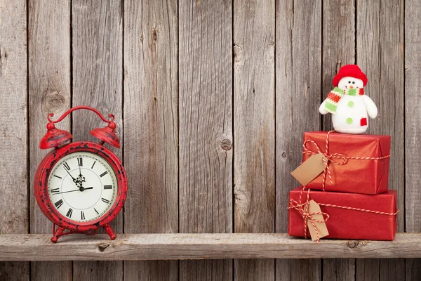 クリスマス ギフト用の箱、雪だるま、目覚まし時計 — ストック写真
