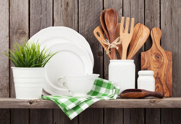 Kitchen cooking utensils on shelf — Stock Photo, Image