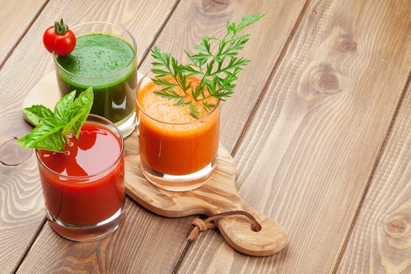 Färsk grönsak smoothie. Tomat, gurka, morot — Stockfoto