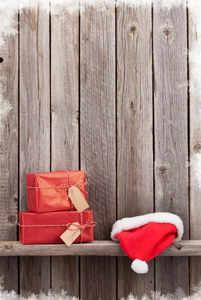 Vánoční dárkové krabičky a santa hat — Stock fotografie