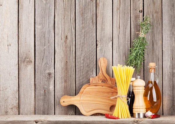 Keuken kookgerei en specerijen op plank — Stockfoto
