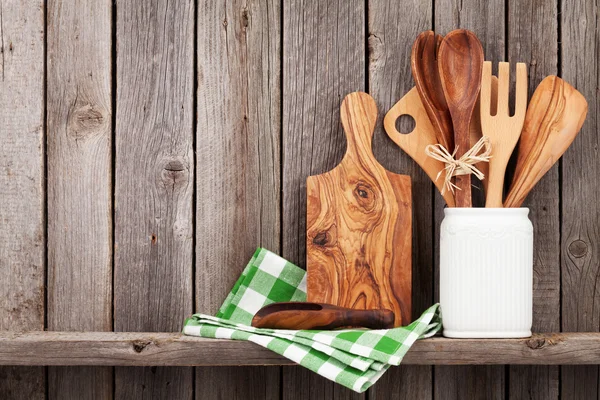 Keuken kookgerei op plank — Stockfoto