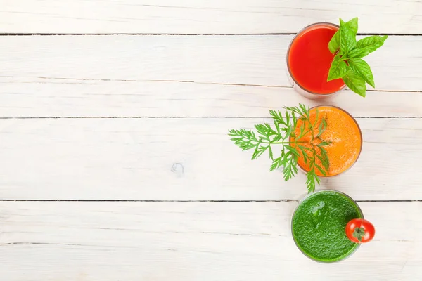 Świeżych warzyw smoothie. Pomidor, ogórek, marchewka — Zdjęcie stockowe
