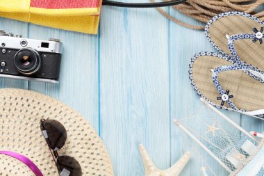 Seyahat ve tatil öğeler ahşap masa