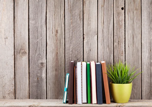 Houten plank met boeken — Stockfoto