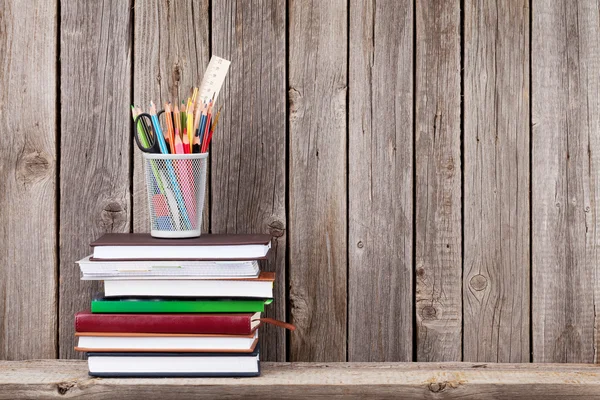 Étagère en bois avec livres et fournitures — Photo