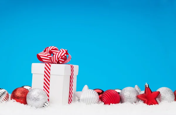 Kerstmis achtergrond met kerstballen en doos van de gift — Stockfoto