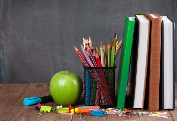 Material escolar e de escritório e maçã — Fotografia de Stock