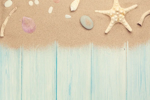 Морской песок с морской звездой и раковинами — стоковое фото