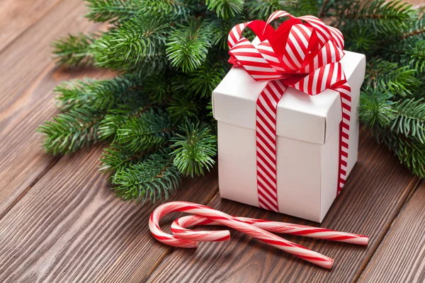 Boże Narodzenie prezent, cukierki i drzewo gałąź — Zdjęcie stockowe
