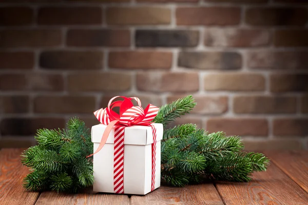 Caja de regalo de Navidad y rama de árbol —  Fotos de Stock