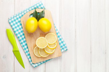 Kesme tahtası üzerinde limon dilimli