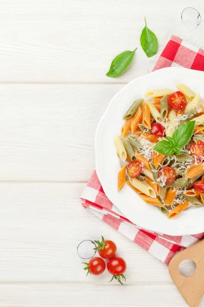 Renkli penne makarna domates ile