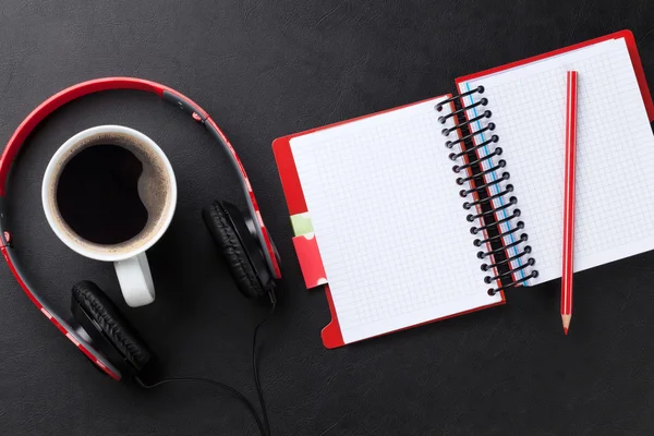 Escritorio con bloc de notas, café y auriculares — Foto de Stock
