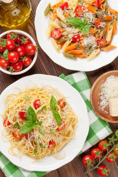 Makaron spaghetti i penne z pomidorami — Zdjęcie stockowe