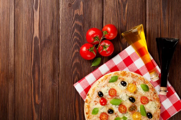 Pizza italiana con queso, tomates, aceitunas y albahaca —  Fotos de Stock