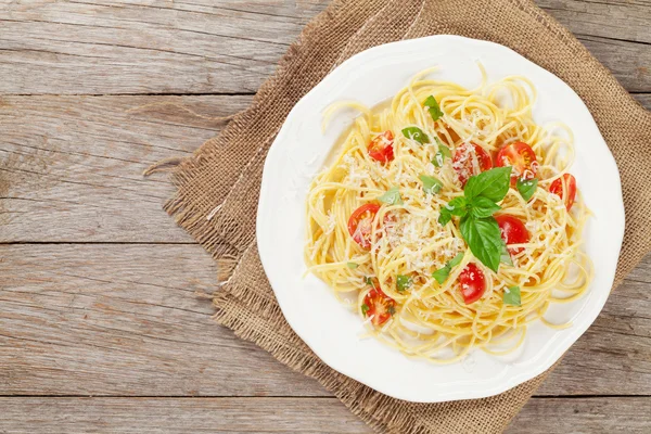 Espaguete e massa penne com tomate — Fotografia de Stock