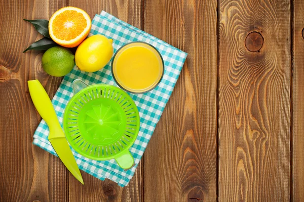 Citrusfrukter och glas saft — Stockfoto