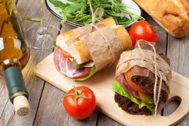 İki sandviç ve beyaz şarap