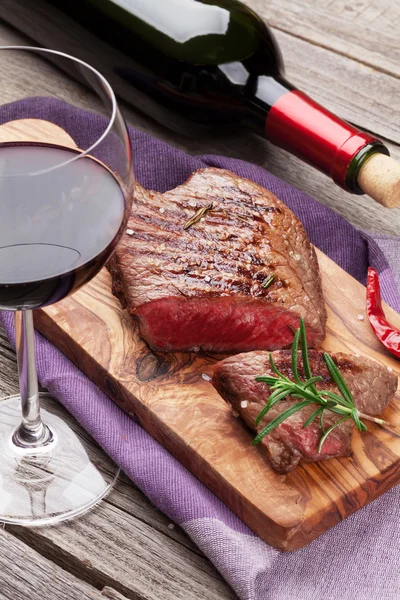 Grilled beef steak and red wine — Stock Photo, Image