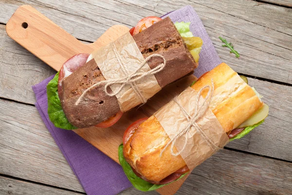 Dos sándwiches con ensalada, jamón, queso — Foto de Stock