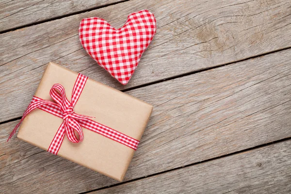 Valentines juguete corazón y caja de regalo —  Fotos de Stock