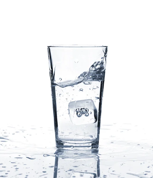 Vaso de agua con hielo — Foto de Stock