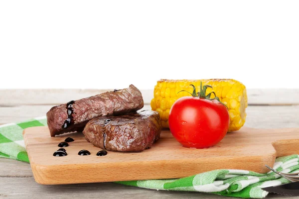 Biffar med grillad majskolv och tomat — Stockfoto