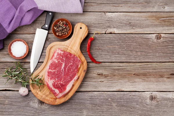 生の牛肉ステーキとスパイス — ストック写真
