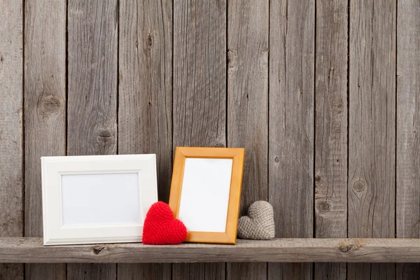 Molduras fotos em branco e presentes de coração — Fotografia de Stock