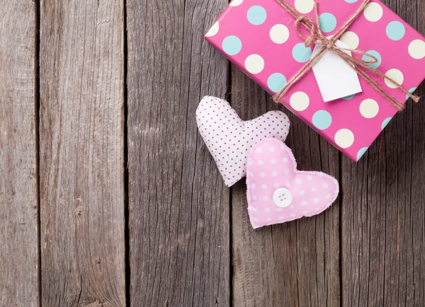 Caja de regalo y corazones de San Valentín —  Fotos de Stock