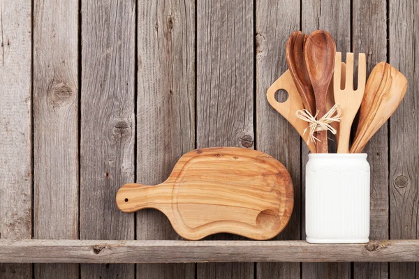 Kitchen cooking utensils on shelf — Stock Photo, Image