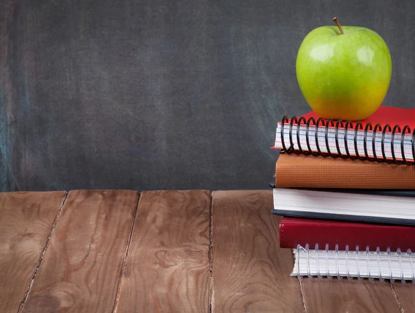 Шкільне та офісне приладдя та яблуко — стокове фото