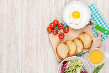 sahanda yumurta, tost ve salata ile Servis Kahvaltı