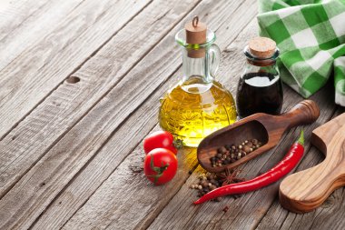 Baharat ve soslar masada