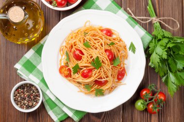 Spagetti makarna domates ile