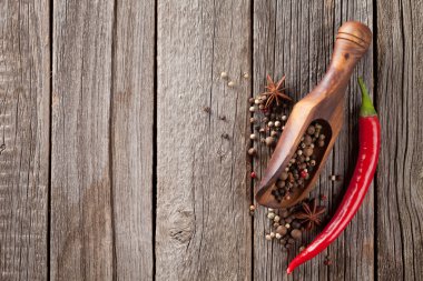 Baharatlar ahşap masada