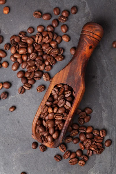 Koffiebonen op stenen tafel — Stockfoto