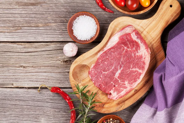 Filete de carne cruda y especias —  Fotos de Stock