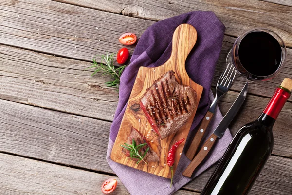 Grilled steak with spices and wine — Stock Photo, Image